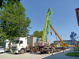 印度尼西亞的石膏粉生產(chǎn)線已全部裝箱運(yùn)抵港口，印尼的朋友坐等收貨吧。我們的安裝人員已準(zhǔn)備就緒，整裝待發(fā)。